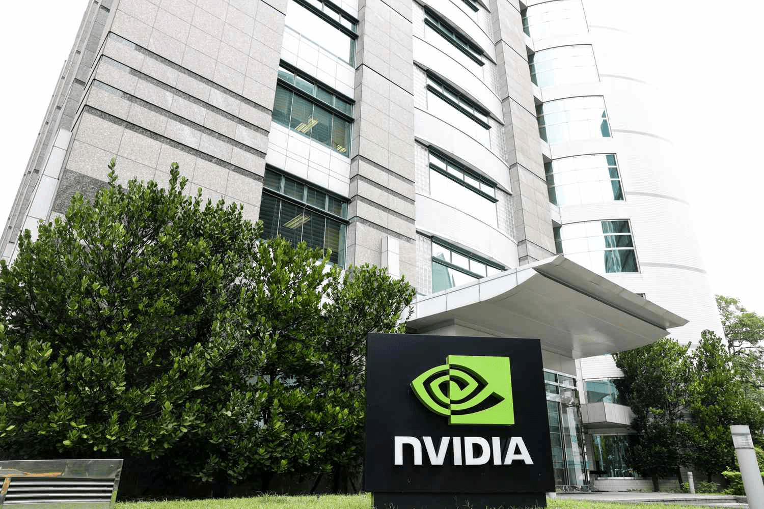 Как новые ограничения США влияют на Nvidia и рынок ИИ-чипов