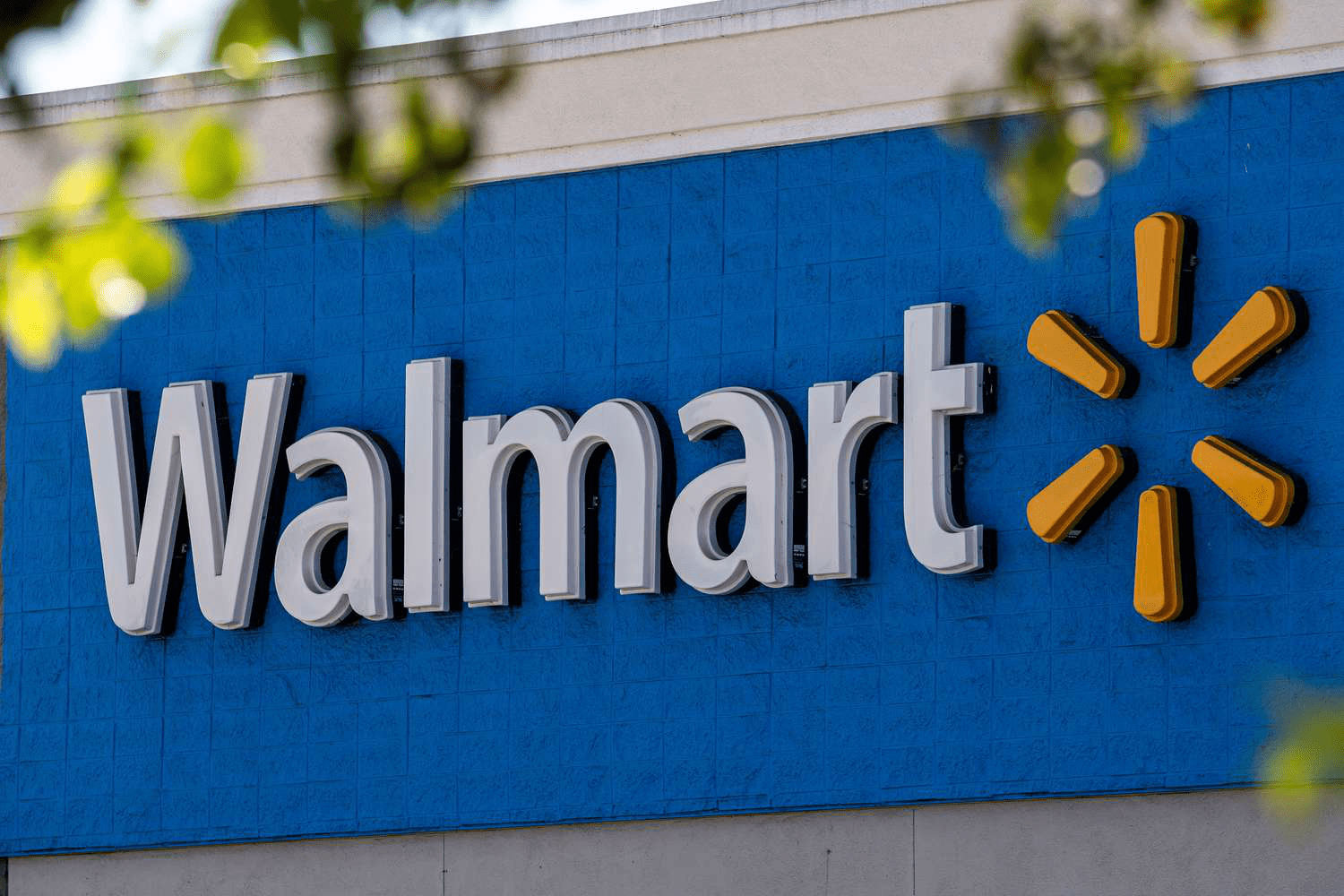 Акции Walmart резко выросли на фоне улучшенных прогнозов по выручке и прибыли
