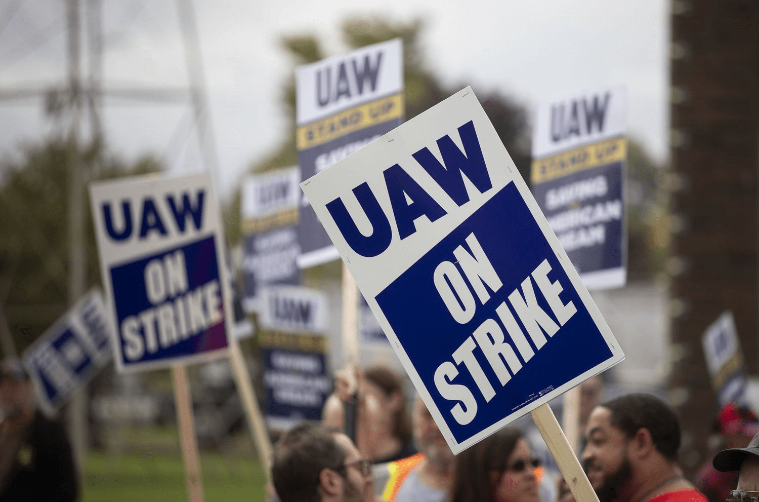 GM Withdraws Annual Forecast as UAW Strike Intensifies, Impacting Earnings