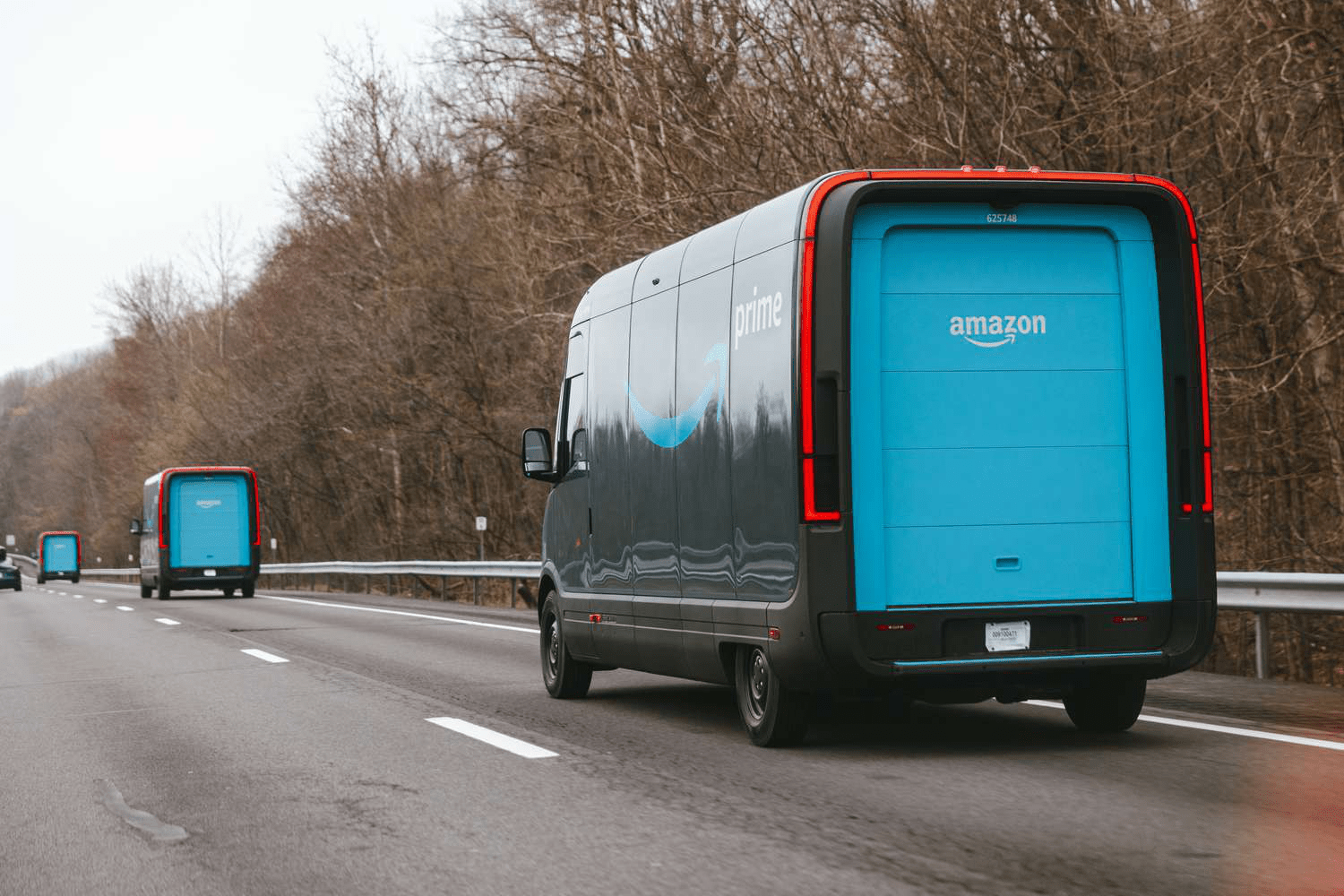 Rivian Amazon uchun Elektr Avtobuslar Ishlab Chiqarishni Vaqtincha To‘xtatdi