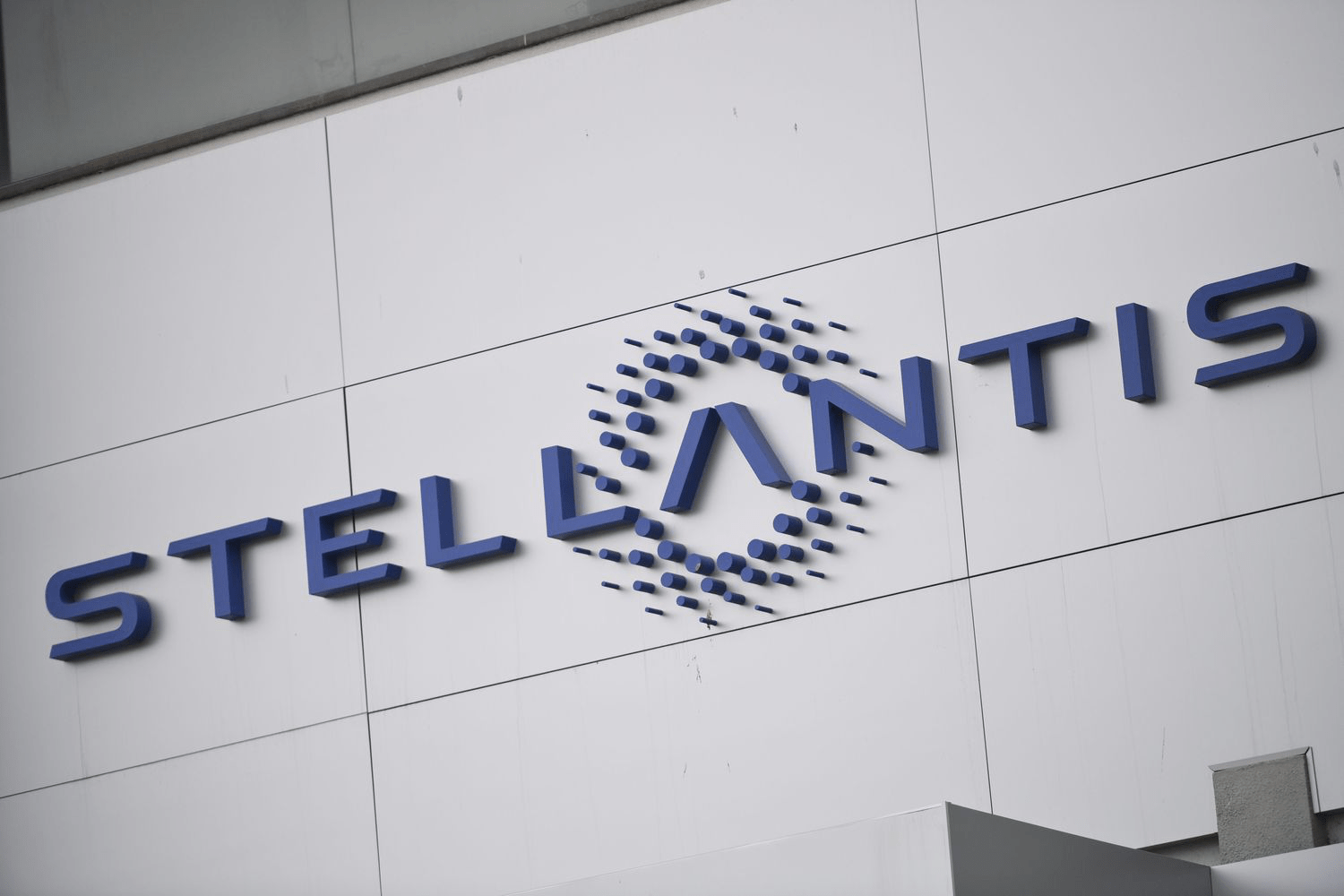 Stellantis Confirms Illinois Plant Reopening Delay Complies with Union Agreement