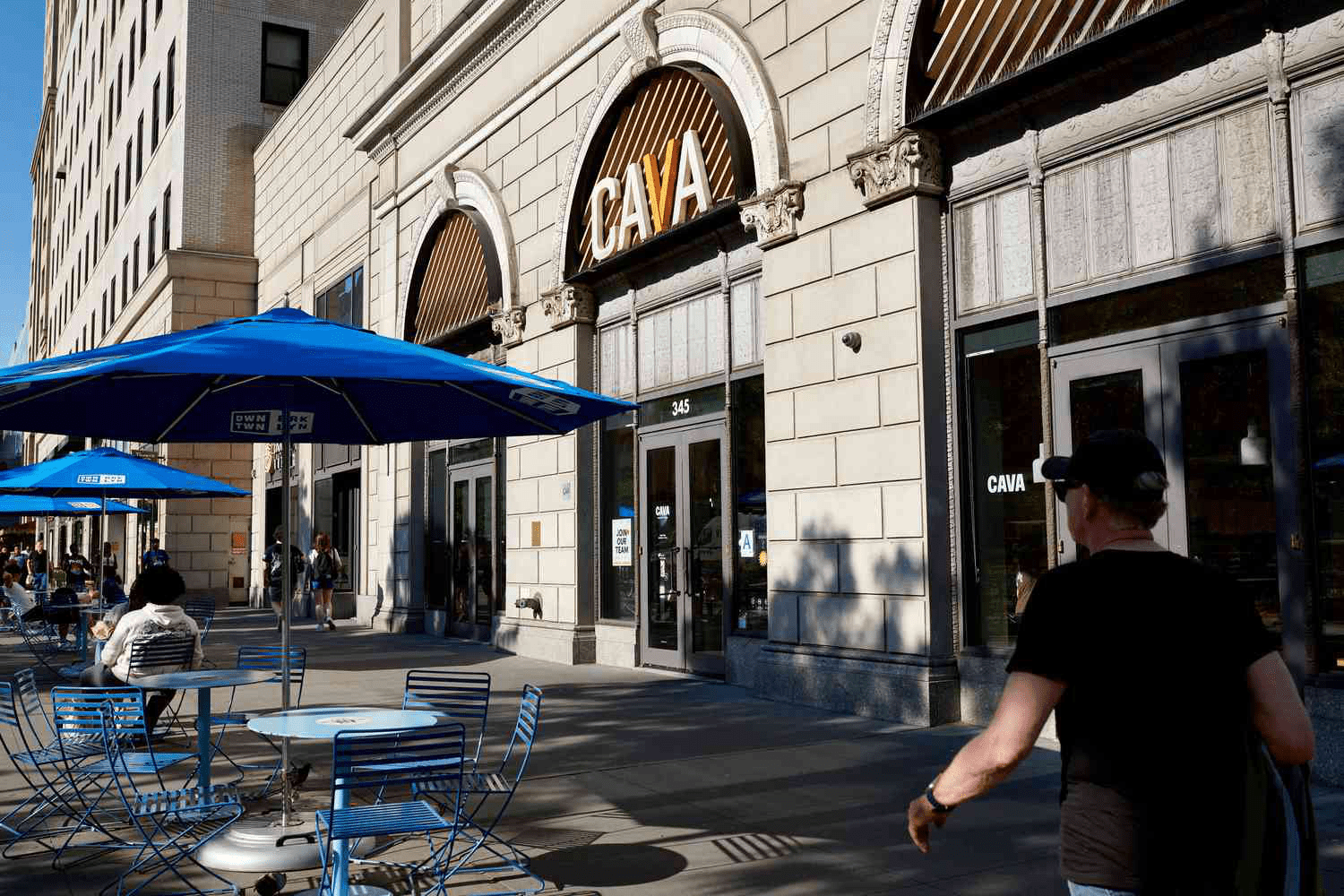 Акции Cava снижаются после раскрытия информации о продаже акций руководством