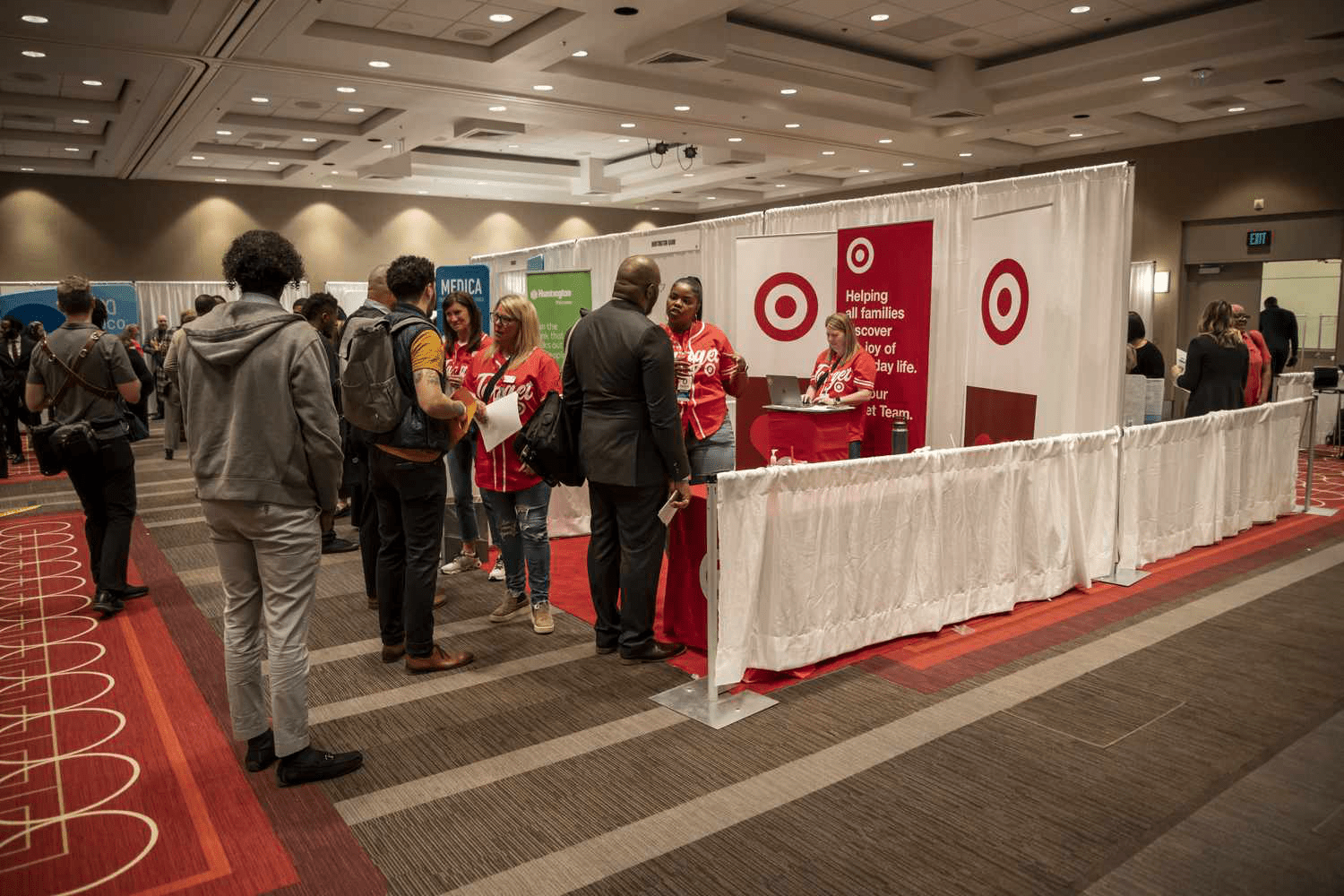 Рынки Растут на Фоне Ожиданий Решения ФРС и Медленного Роста Рабочих Мест