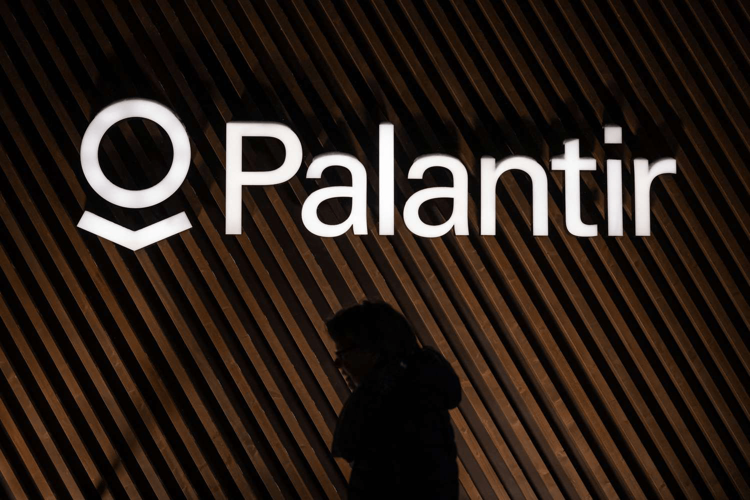 Palantir Sun’iy Intellekt Platformasi Talabi Orqali Katta Daromadga Erishdi