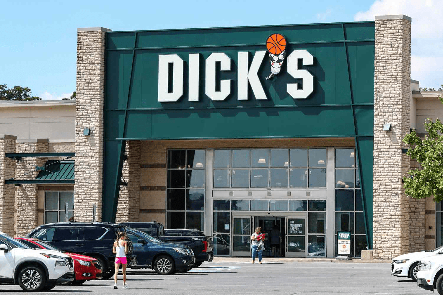 Dick’s Sporting Goods Shares Fall as Full-Year Outlook Disappoints Investors