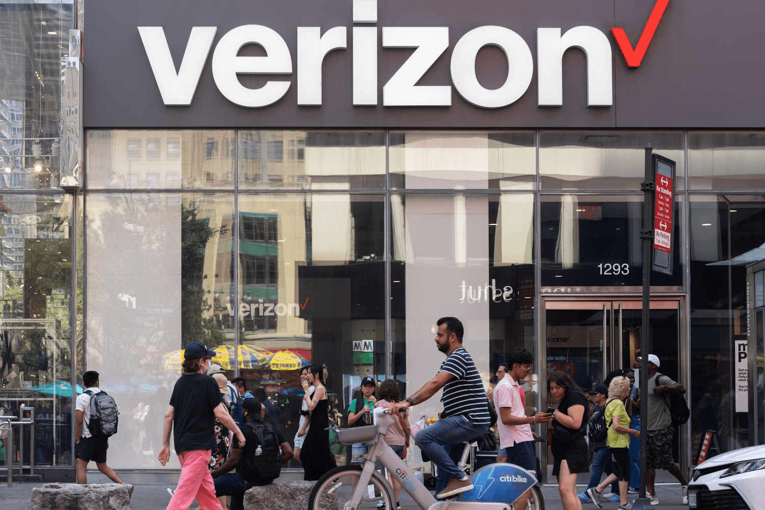 Verizon's Strategic $20B Cash Deal to Acquire Frontier Communications Shakes Market