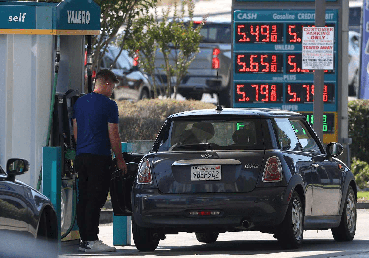 November 2023: Consumer Sentiment Drops to 60.4 Amid Rising Interest Rates and Inflation Fears