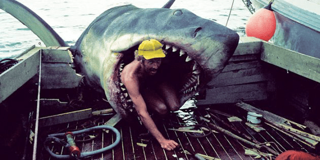 За кадром 'Челюсти'