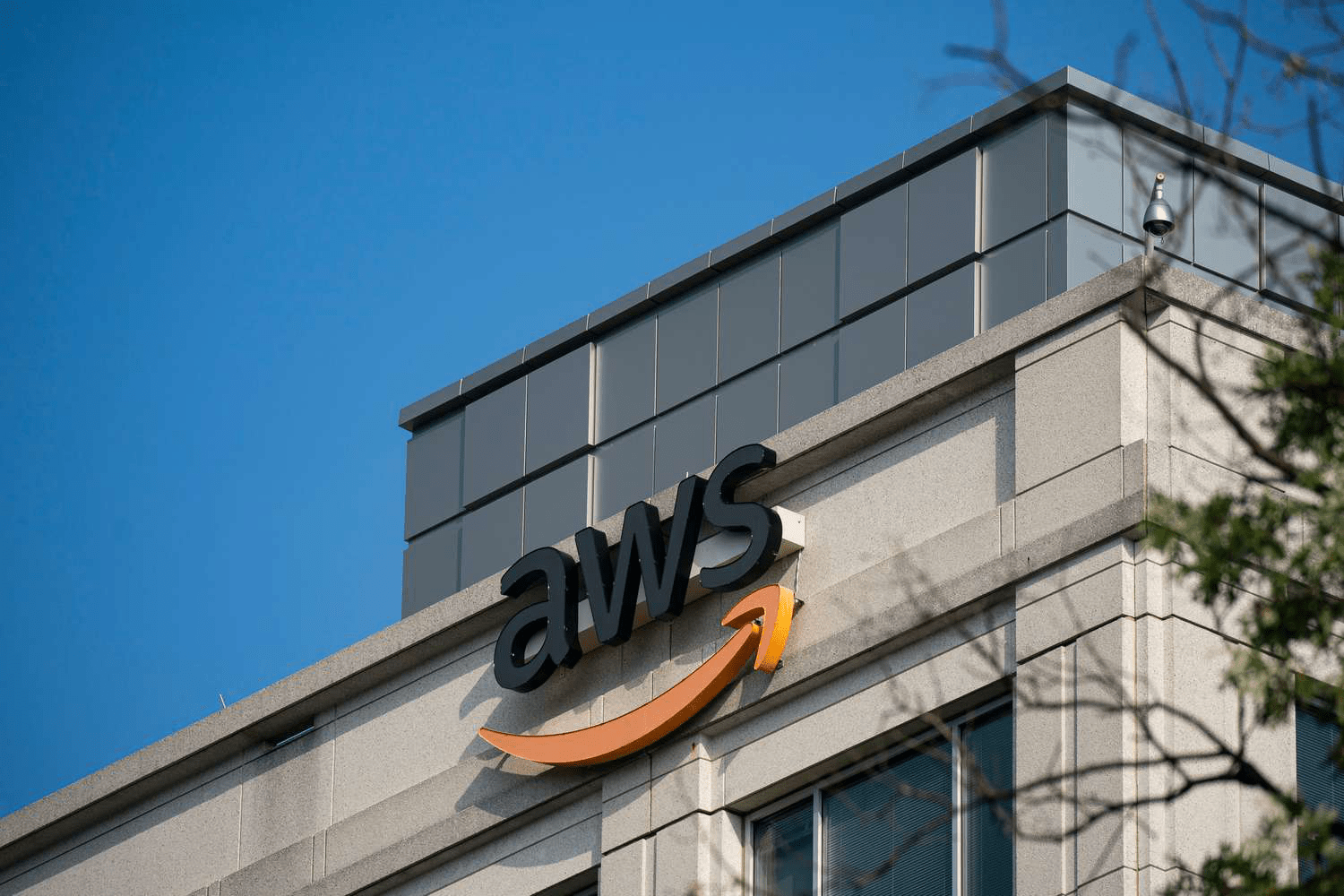 Amazon Buyuk Britaniyada Bulutli Hisoblash va Sun'iy Intellekt Sohasiga Katta Sarmoya Kiritmoqda