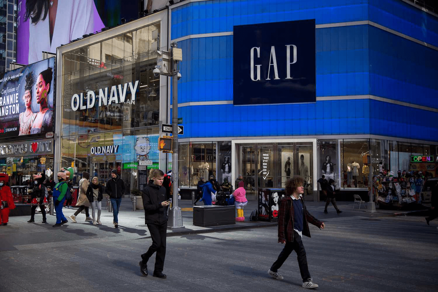 Gap Stock Surges Over 30% in 2025 Thanks to Old Navy Revival and Strategic Cost Cuts