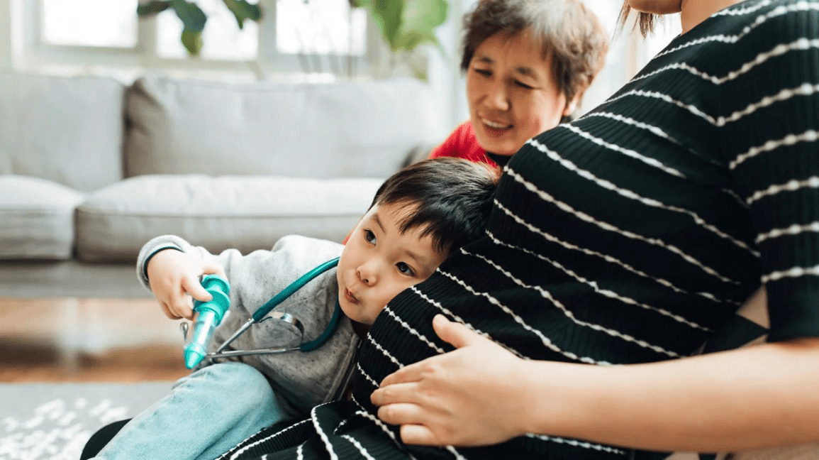 Старший ребенок слушает живот мамы Старший ребенок слушает живот мамы