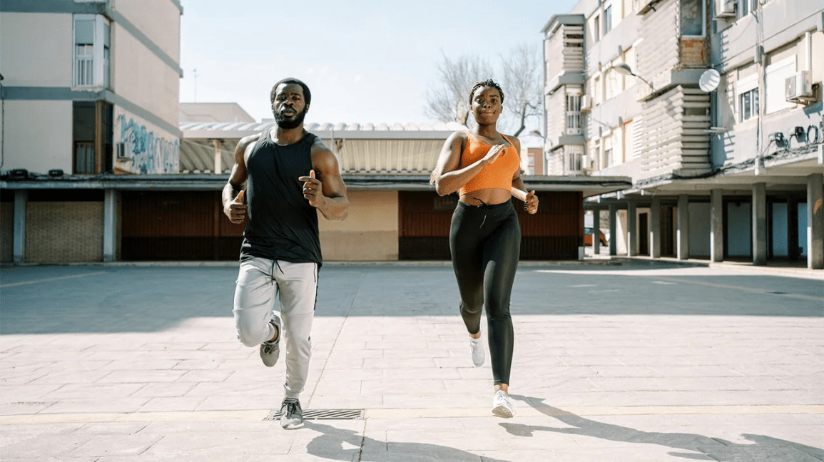 люди бегают на улице