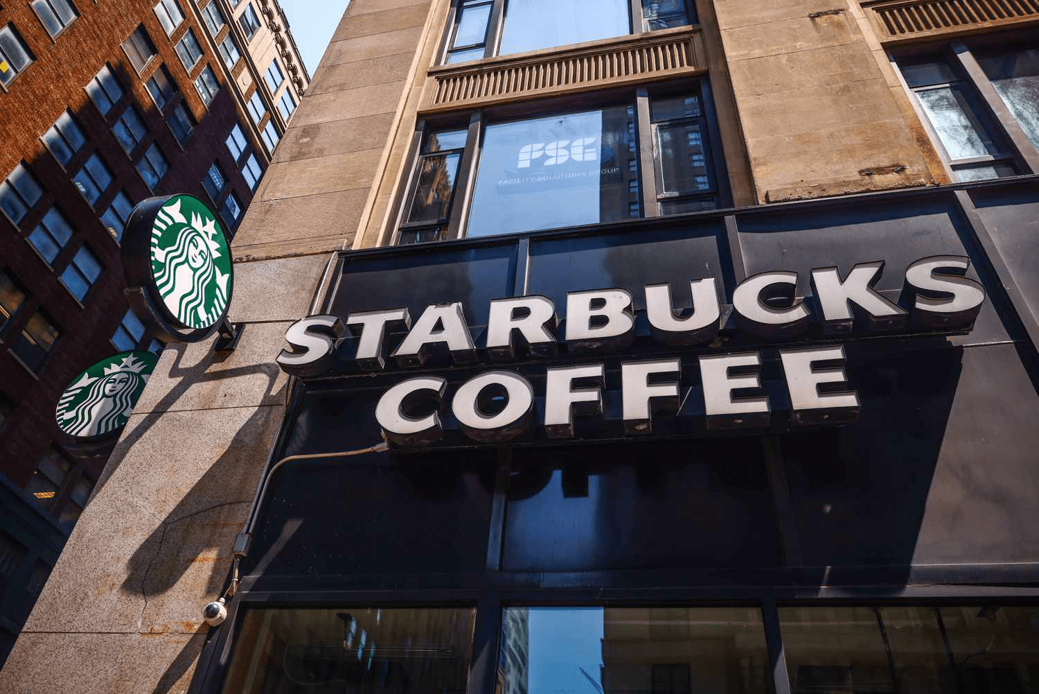 Новый глава Starbucks: возвращение к истокам и обновление опыта посетителей