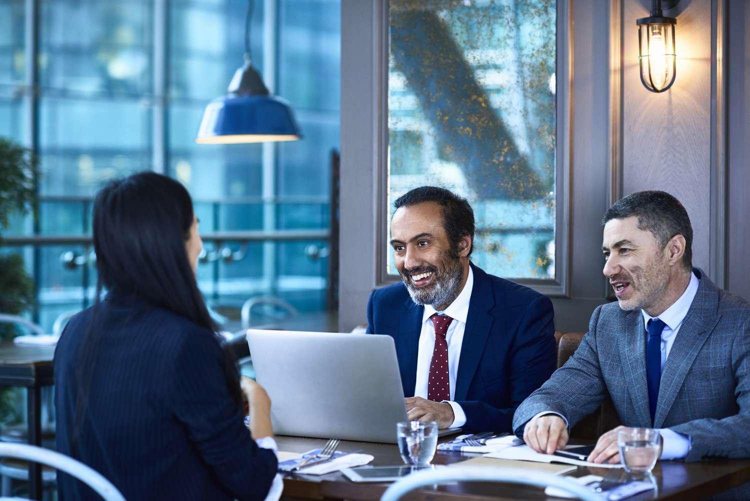 Открытые сделки: как прозрачность меняет рынок