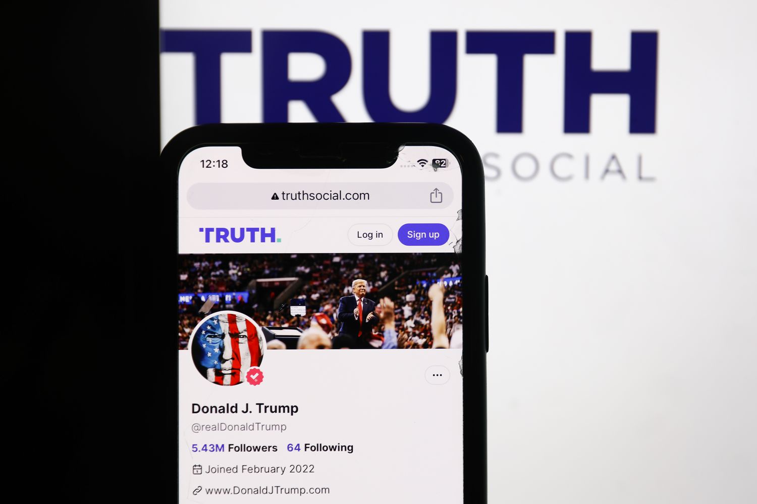 Trump Media Aksiyalari Prezidentlik Munozarasidan So'ng Qiyinchiliklarga Duch Keldi