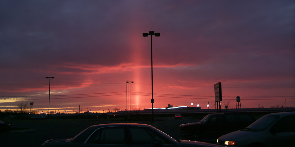 Sirli Qizil Nur Ustunlari: Teksas va Misr Osmonidagi Noyob Hodisa