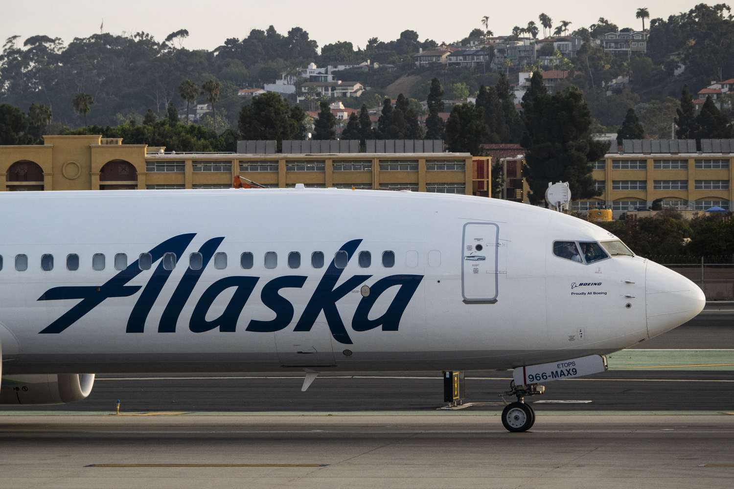 Alaska Airlines: Kuchli Talab va Past Yoqilg‘i Narxlari Yordamida Daromadlari Oshmoqda