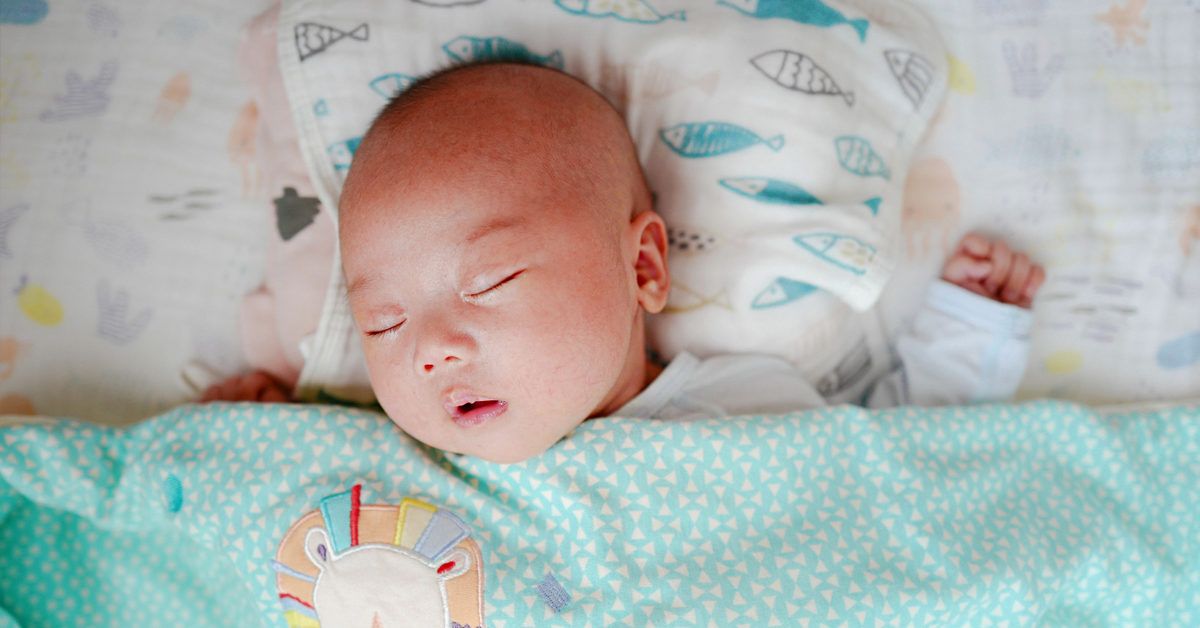 Почему малыш спит с открытым ртом и как помочь ему дышать свободно