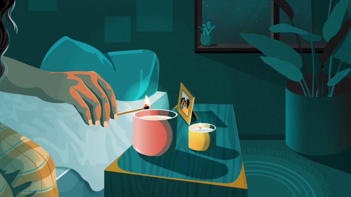 Человек зажигает свечу в тихой спальне.