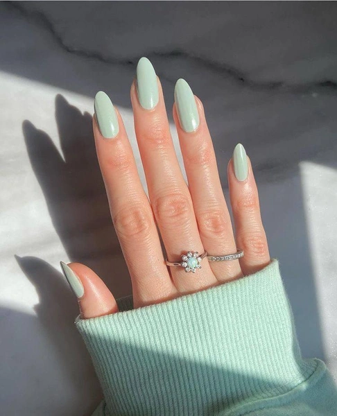 Мятный маникюр весной