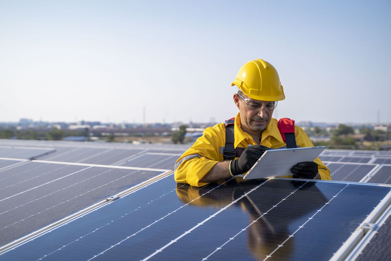 Quyosh Energetikasi Sohasida Enphase Energy Qiyin Sharoitlarda Ishchi Kuchini Optimallashtirmoqda