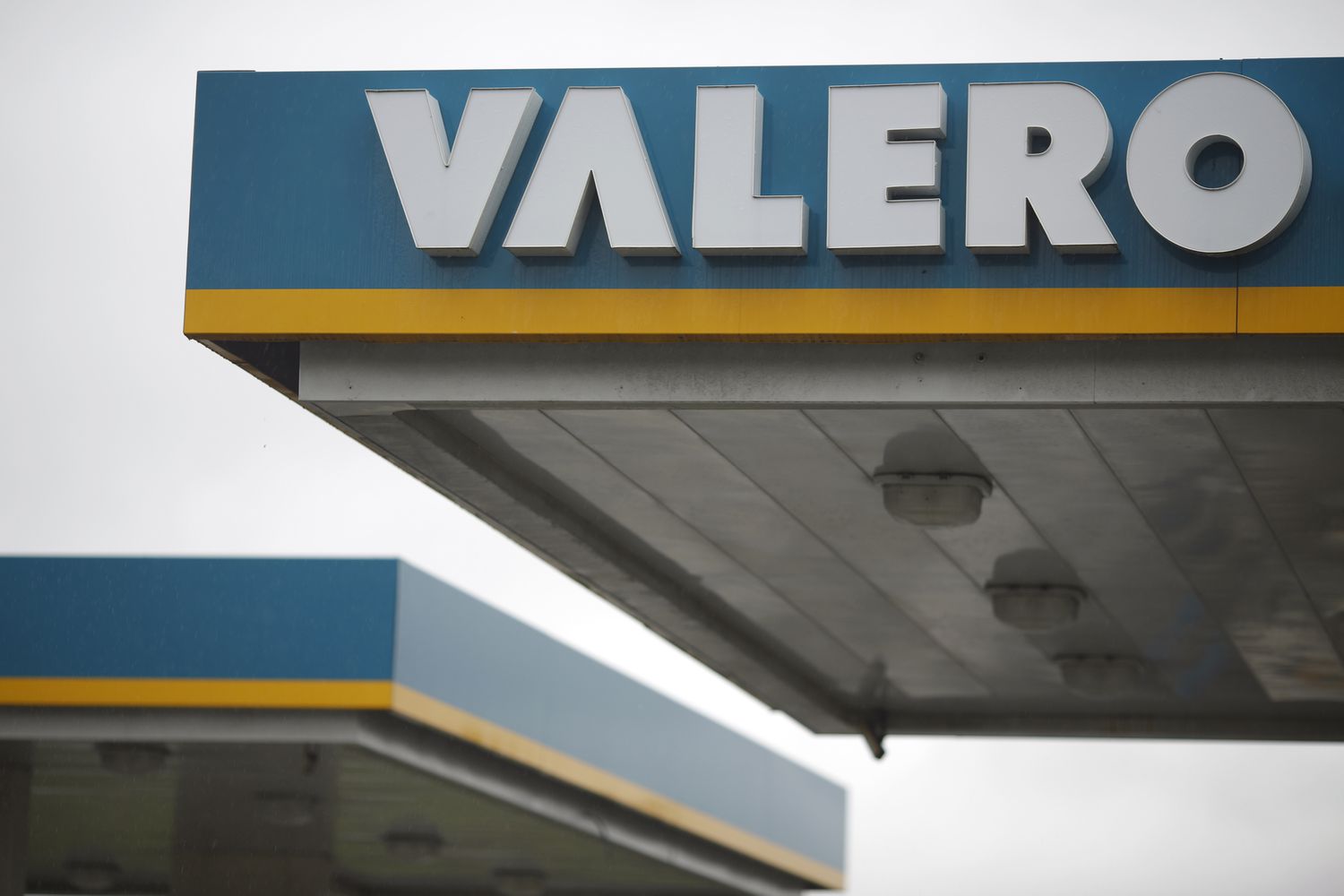 December 2023 Oil Surge: Valero at $85, Marathon Petroleum at $100 Lead Market Rally
