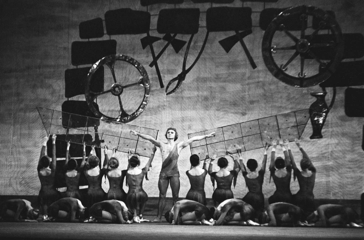 Yuri Solovyov baletda «Ikar» rolida