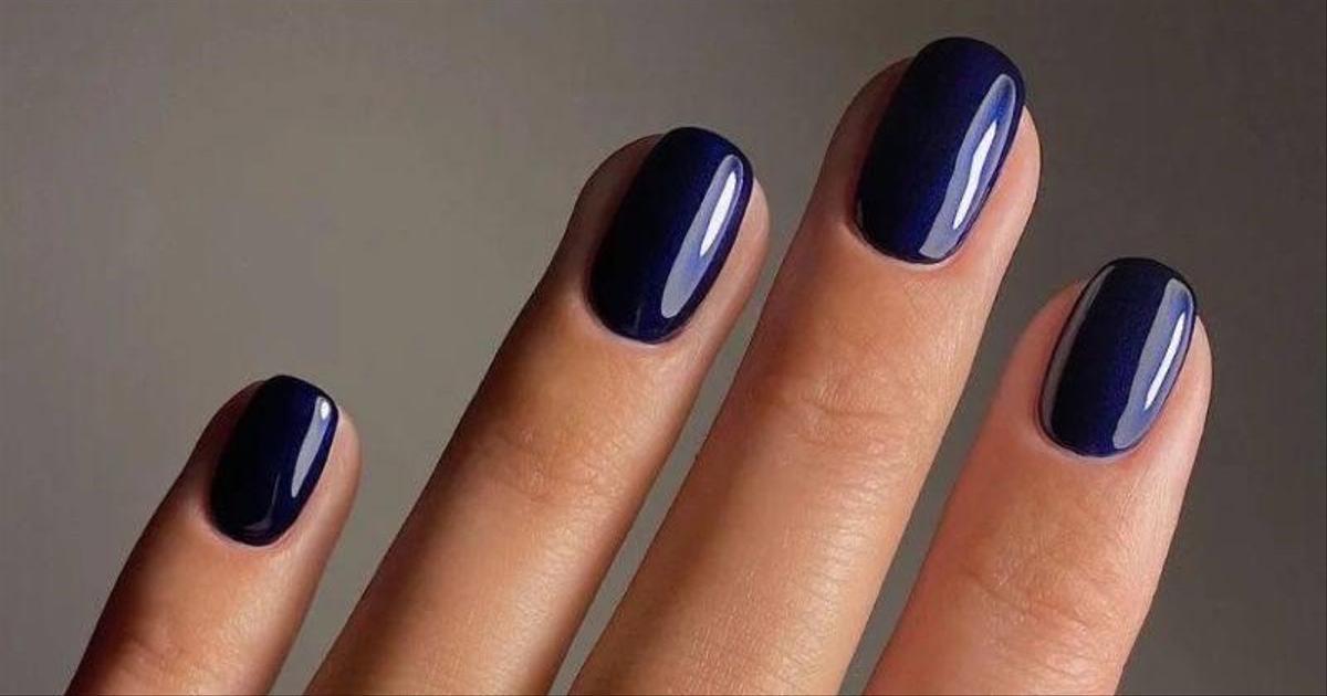 Изысканный синий: маникюр, который завоюет сердца этой зимой