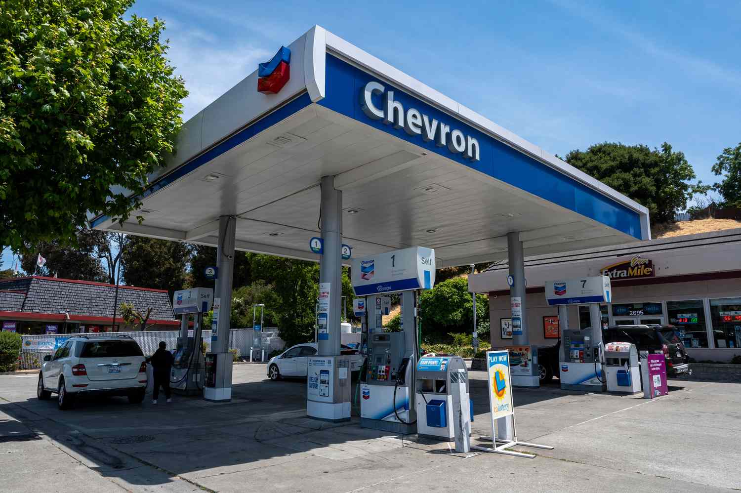 Chevron va Hess Birgalikdagi Kelishuvi: FTC Tasdiqladi, Ammo Hess CEO Boshqaruv Hay'atiga Qo'shilishi Ta'qiqlandi