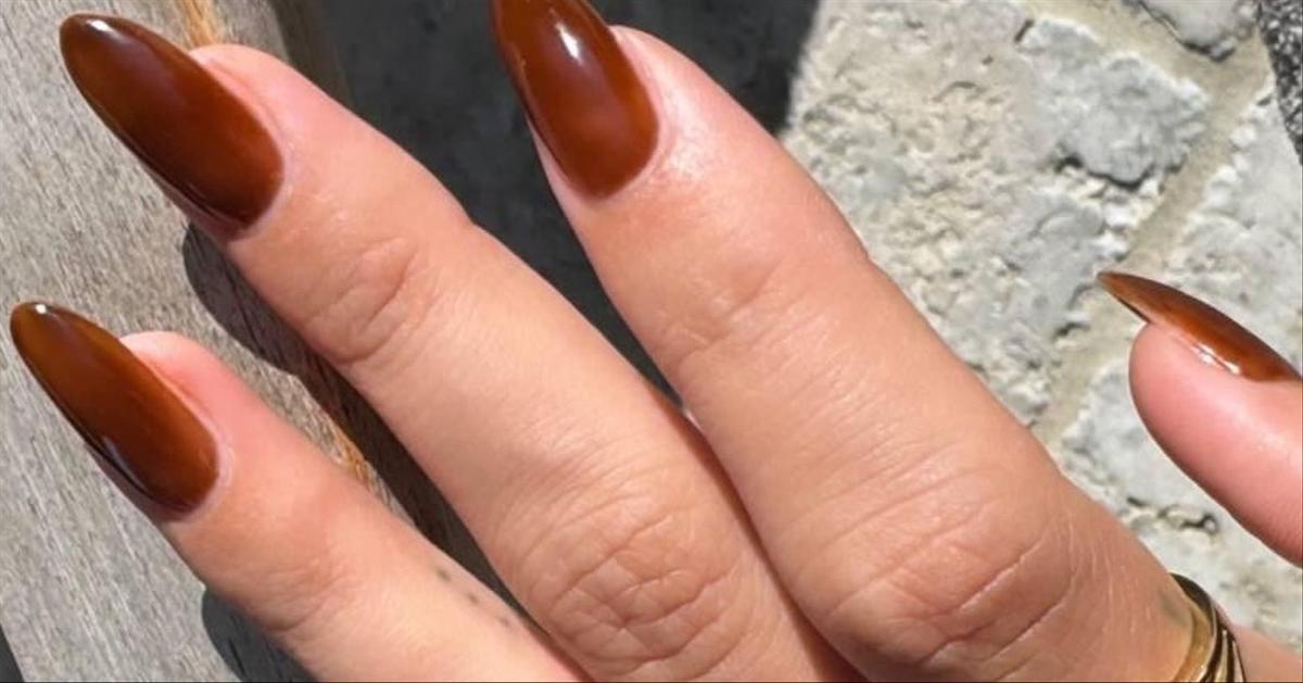 Iodine-Inspired Nails – A Manicure That Lifts Your Autumn Blues