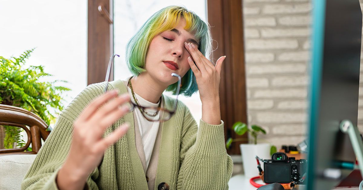 Ko'z yoshlari yo'lining tiqilishi: sabablari, belgilari va davolash usullari