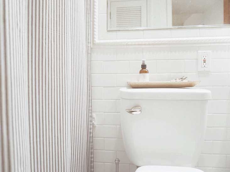 Почему в кале появляются белые вкрапления: важные причины и способы устранения