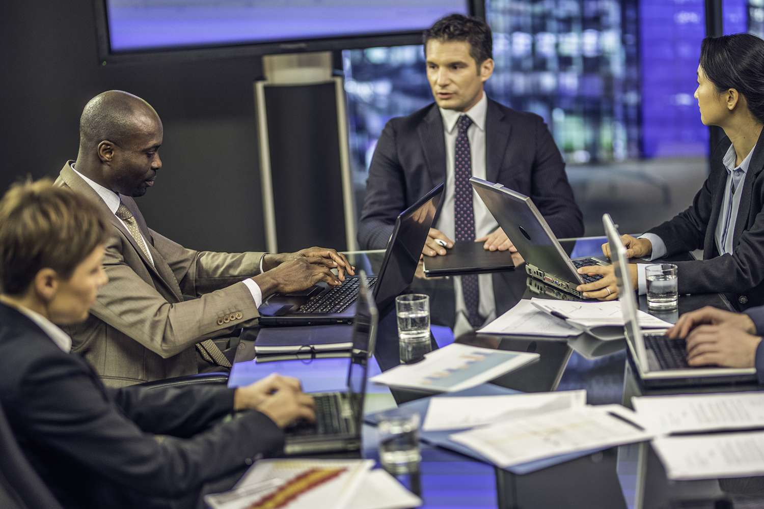 Как распознать и защититься от мошенничества на основе группового доверия