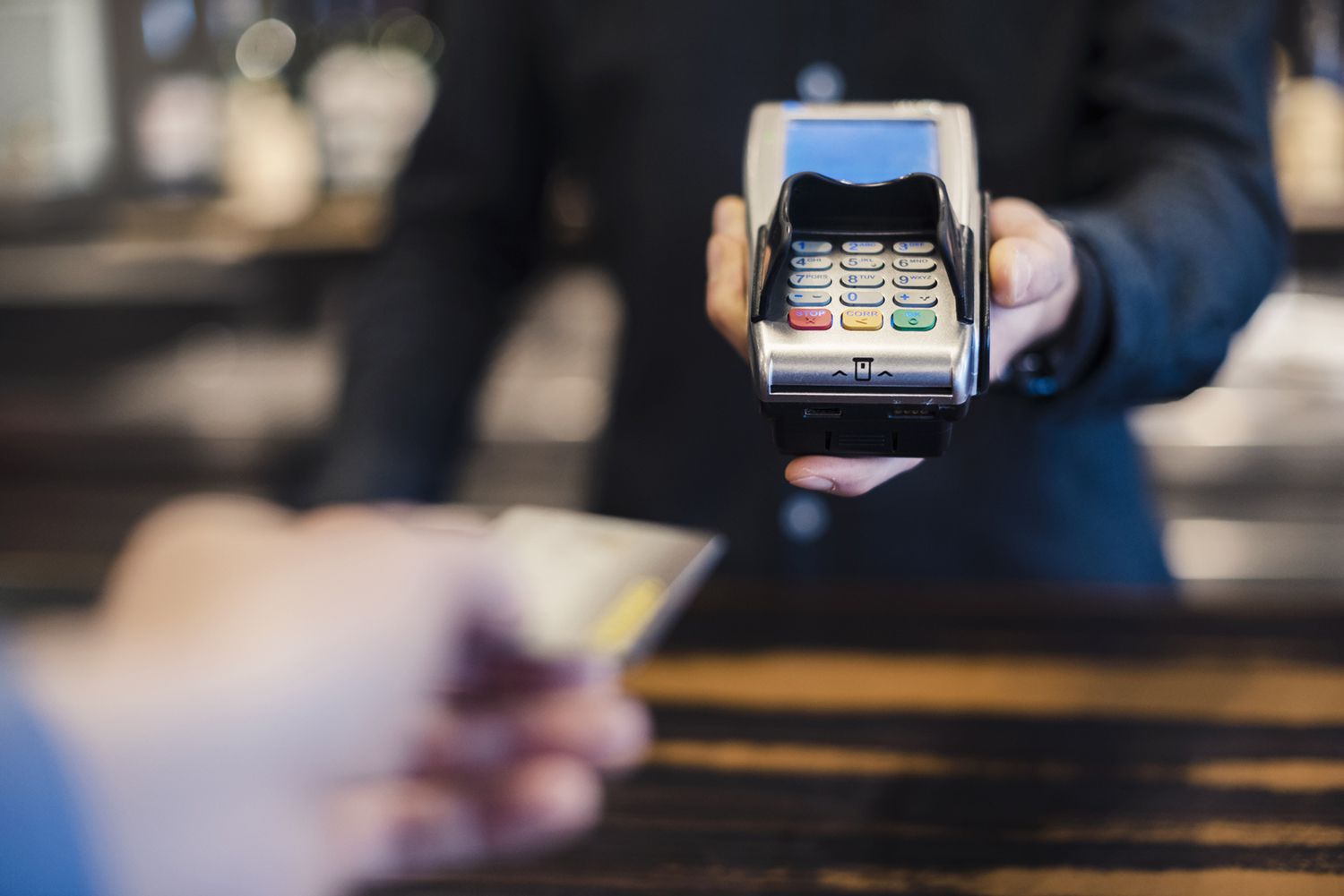 Deadbeat Credit Card Users in 2025: How They Save Money and Benefit Card Issuers