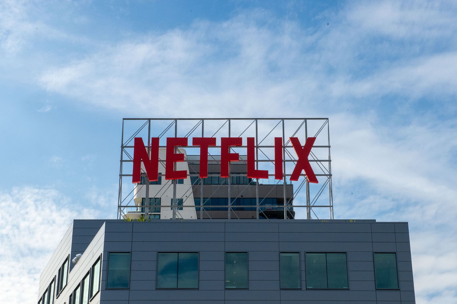 Netflix Aktsiyalari Rekord Darajaga Ko'tarildi: Analitiklar Streaming Gigantini Eng Yaxshi Tanlov Deb Atadi