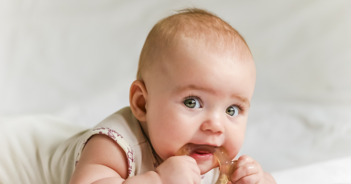 Первые зубки у малыша: как помочь и что важно знать родителям