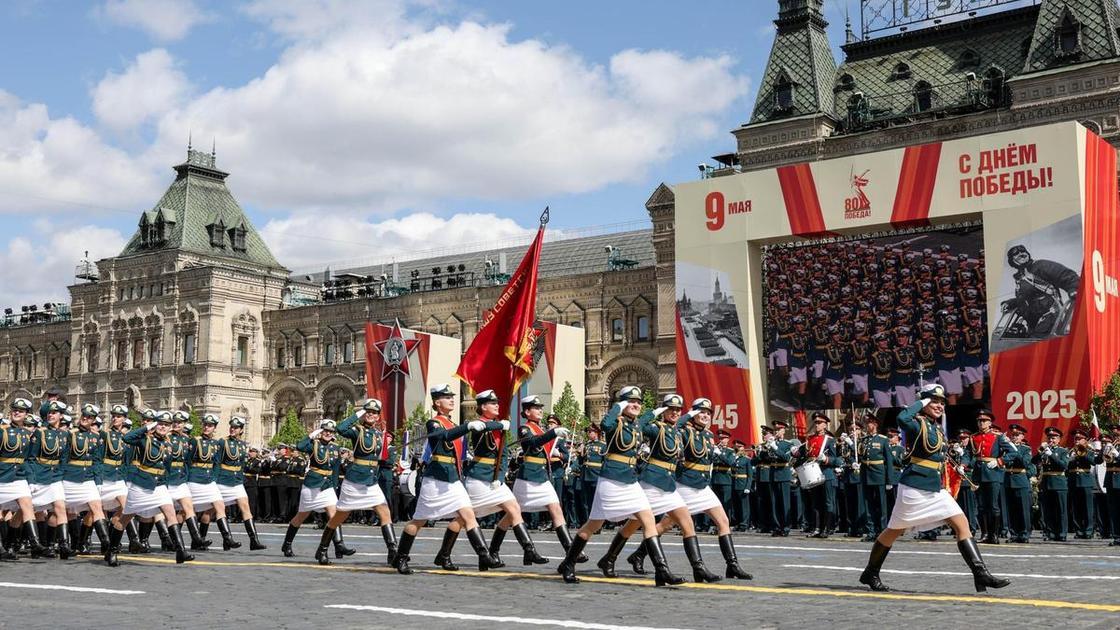 Female Cadets Marched to 'Katyusha' as a Tricolor Flag Spanned the Sky: Victory Day Parade on Red Square in 20 Photos