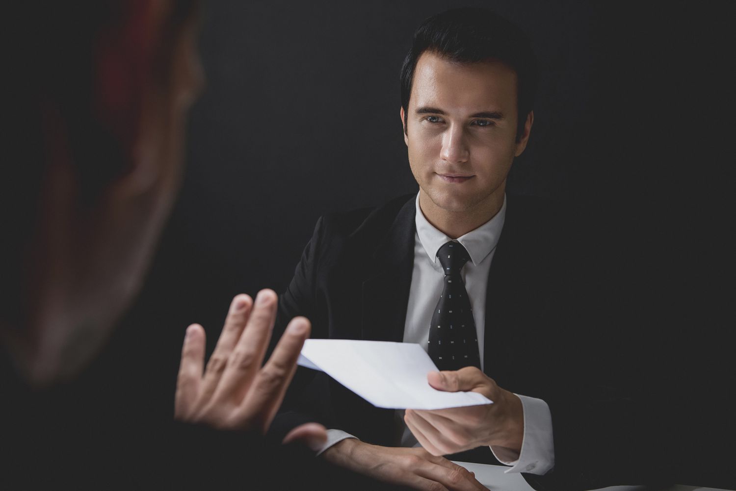 Что происходит с акциями компании при переходе в частную собственность?