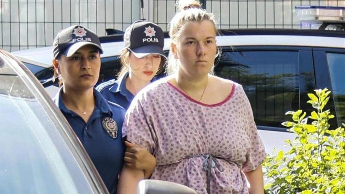 Aeroportda bolani tashlab ketgan qizga qattiq jazo berildi