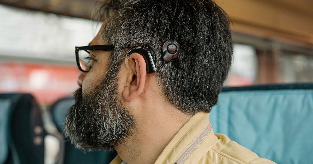 Почему кохлеарные импланты вызывают споры и кому они действительно помогают