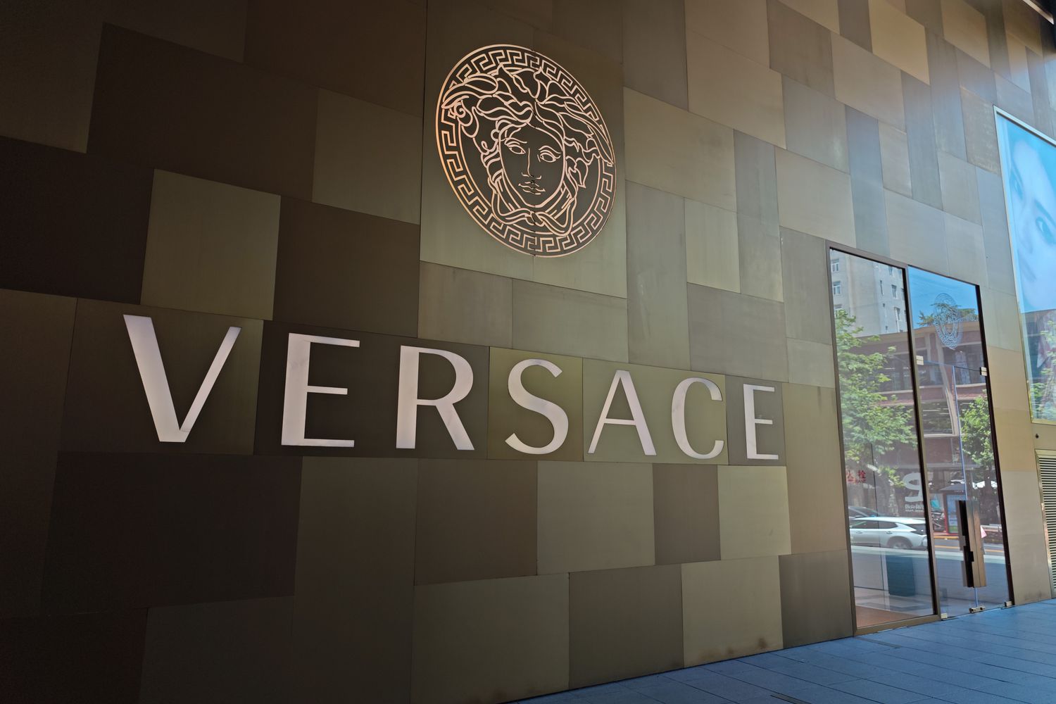Суд остановил слияние Versace и Coach: что дальше ждет рынок люксовых брендов?