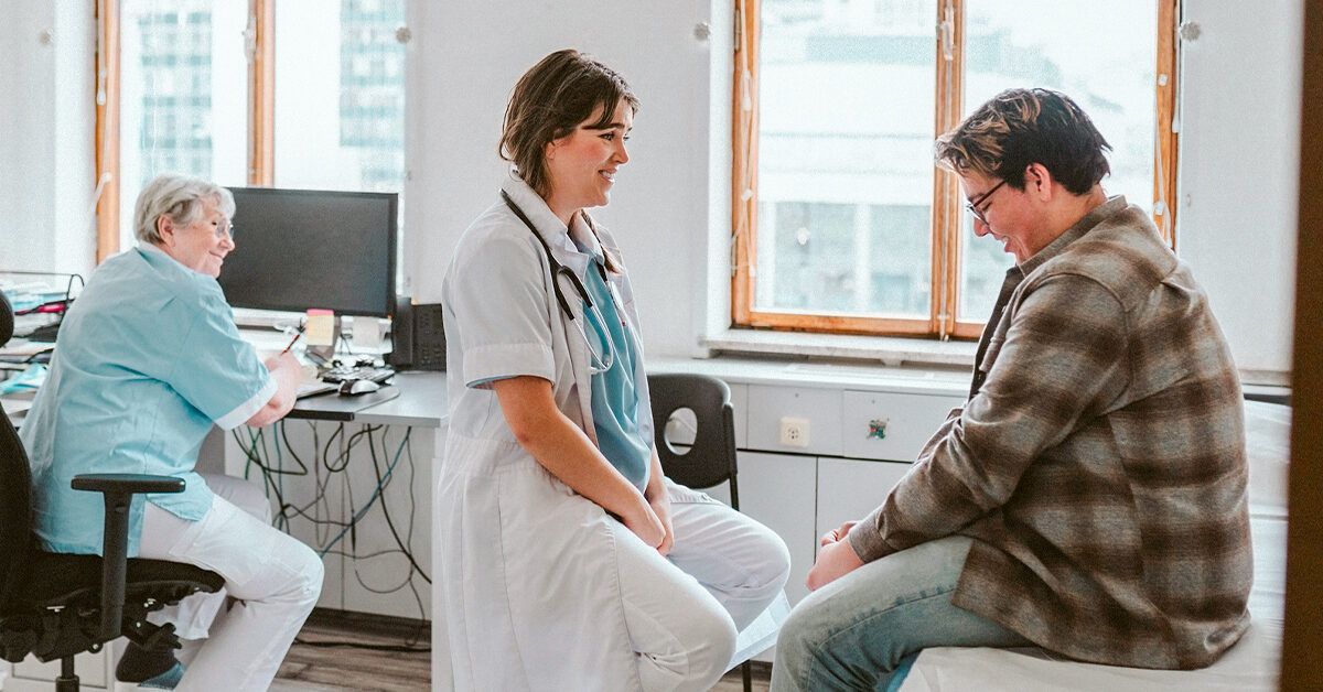 Kron Kasalligi Belgilari Qachon Paydo Bo‘ladi? Ilgari Boshlanishi va Yoshga Bog‘liq O‘zgarishlar