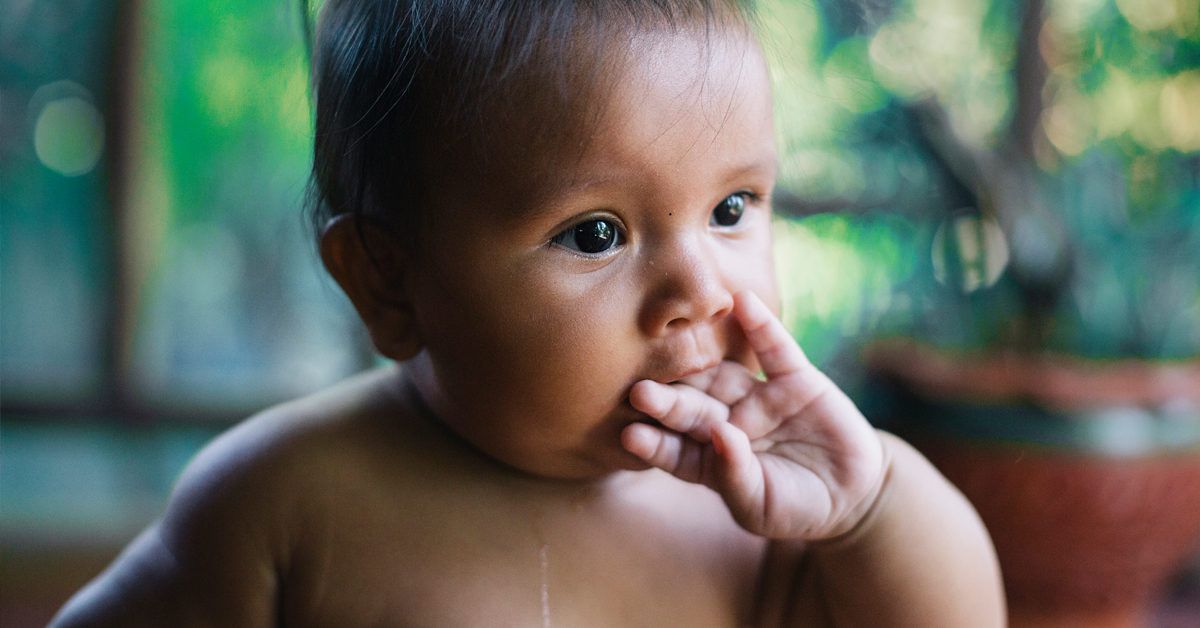 Почему малыш сосет руку и как правильно реагировать
