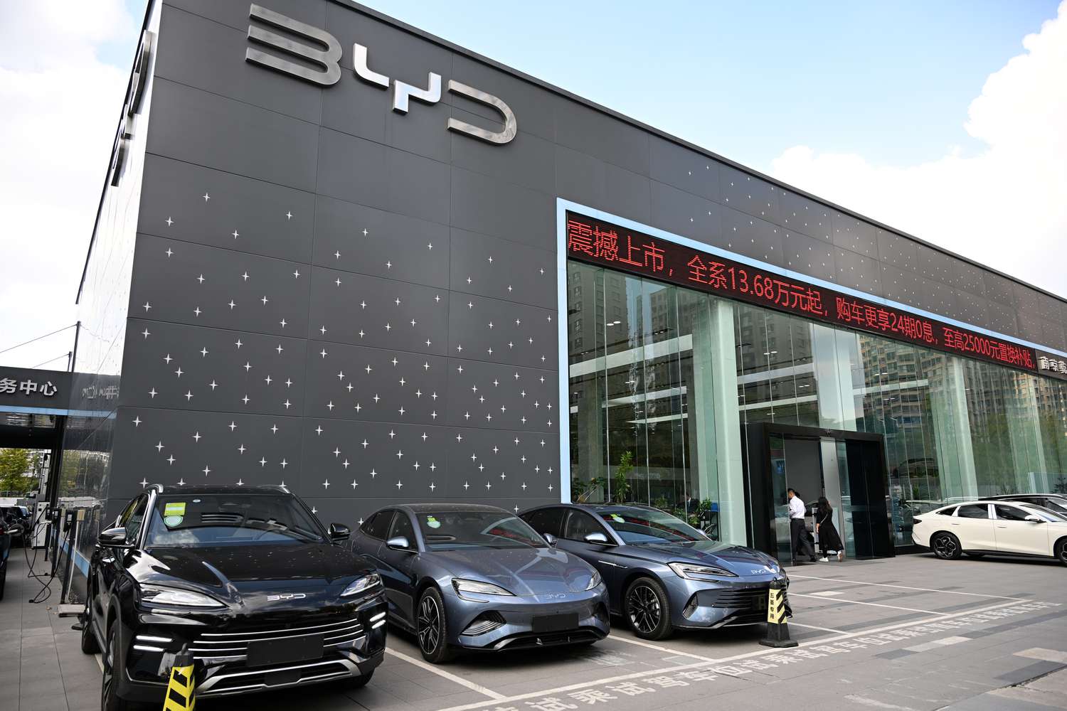 Xitoylik Elektr Avtomobillar Bozorida O'sish: Oktyabr Oyi Yetkazib Berishlarida Yangi Rekordlar