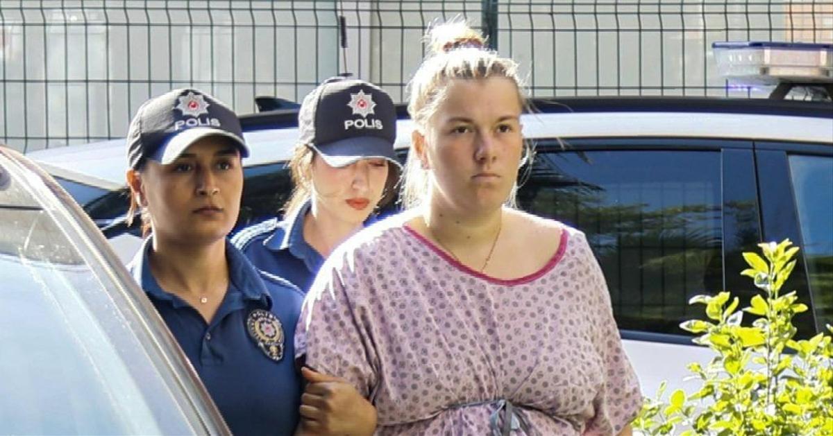 O‘g‘il-qizni aeroportda dunyoga keltirgan talabalar: ona qizini qo‘ldan boy bermoqchi emas