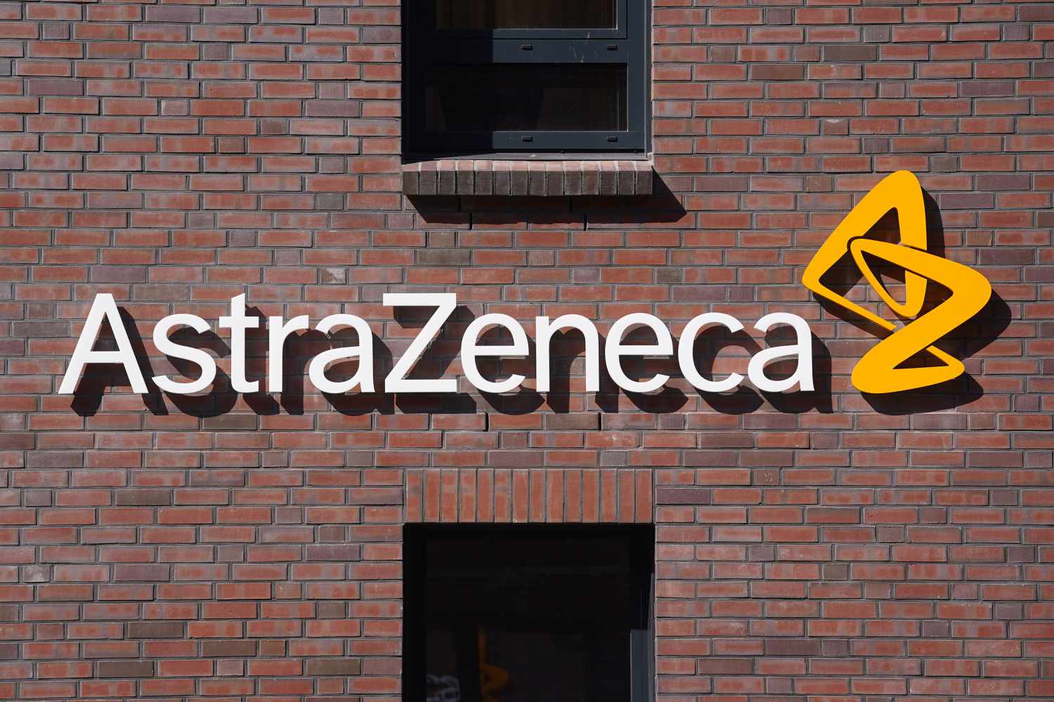 AstraZeneca Xitoydagi Rahbarlari Soxta Sug'urta Ishida Gumon Qilinmoqda: Aksiya Qiymatida Pasayish