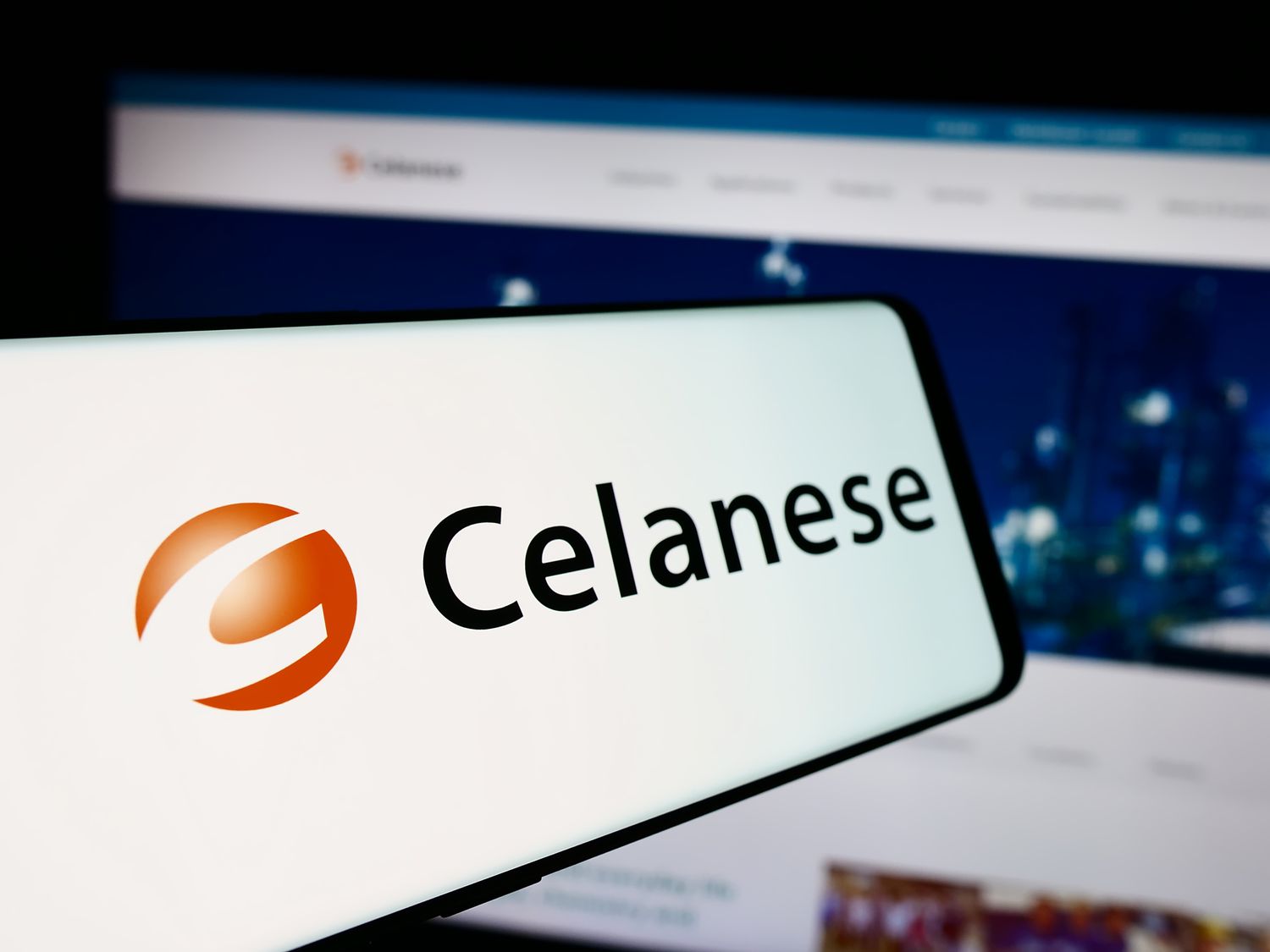 Celanese: Как химическая компания справляется с падением спроса и снижением прибыли