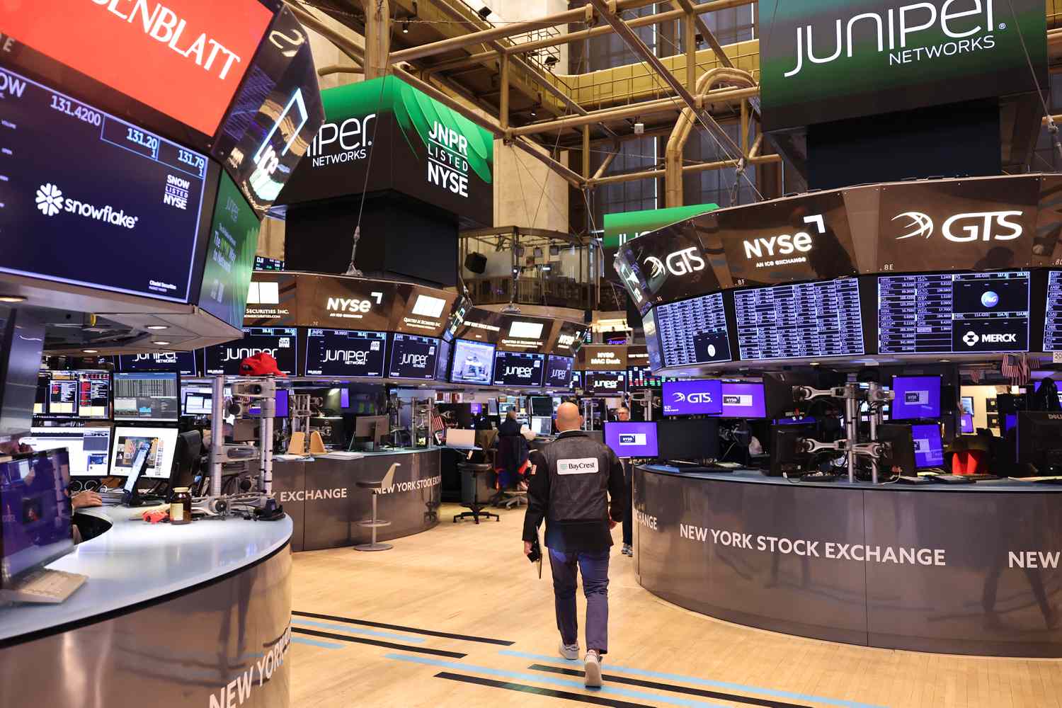 S&P 500 Climbs Amid Financial Sector Rally, Solar Stocks Decline Post-Election