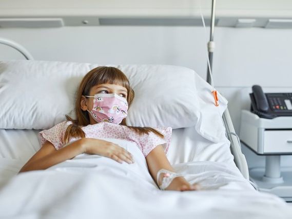 Bolalar orasida «Omikron» infeksiyasining o‘sishi: qaysi yoshdagi bolalar eng ko‘p xavf ostida?