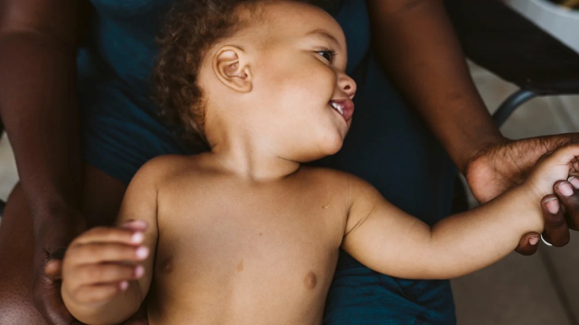 Малыш улыбается